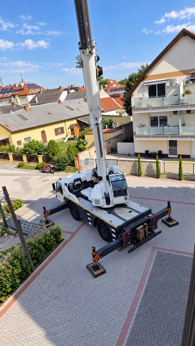 Mobilni kran postavljen na četiri hidraulična stabilizatora sa podmetačima